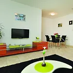 Beverly Apartment *